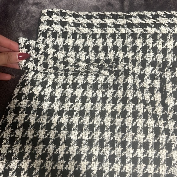 Plaid white/black mini skirt with faux pockets. Side Zipper and metal clasp. - Picture 3 of 7